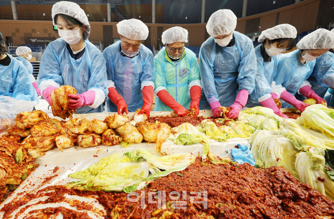 [포토]사랑의 김장 담그는 이학재 인천국제공항공사 사장