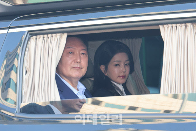 윤석열·김건희, 다음 주 특검 소환조사에 ‘불출석’ 입장