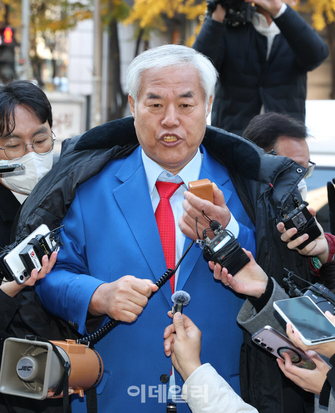 [포토]기자들 앞에서 발언하는 전광훈 목사