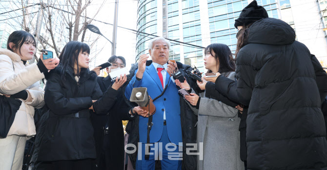 [포토]전광훈 발언 경청하는 취재진