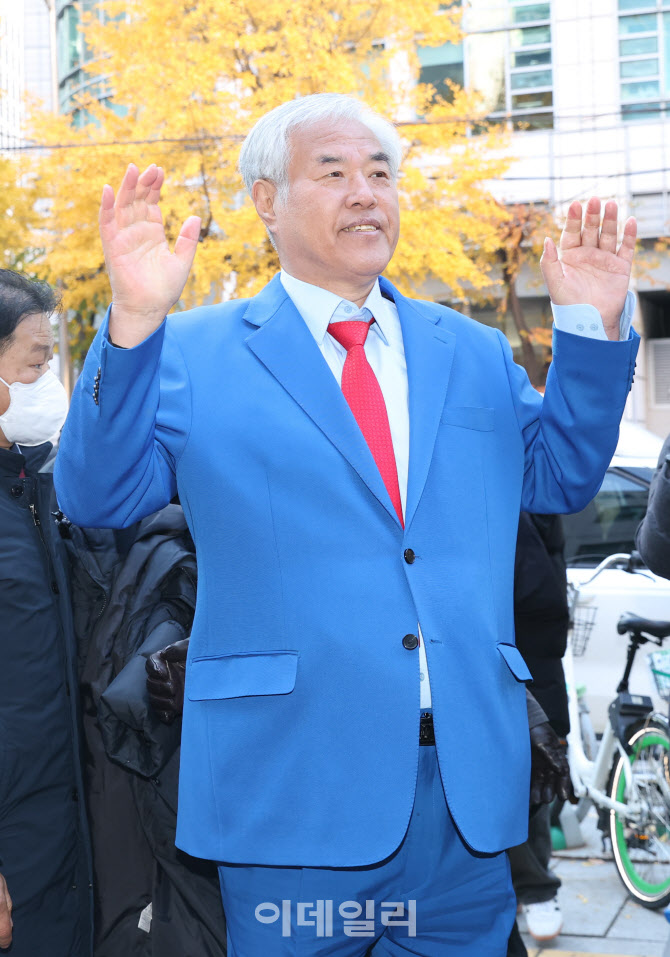 [포토]손 흔드는 전광훈 목사