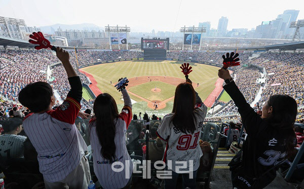 ‘스포츠 암표’ 팔다 걸리면 과징금 최대 50배...법안 문체소위 통과