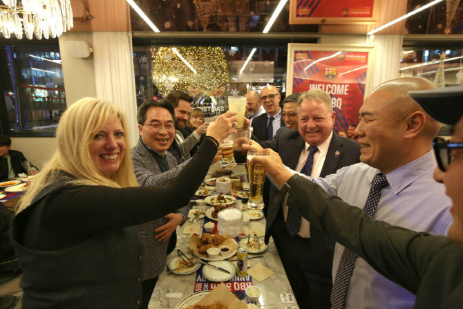 "K치킨 판타스틱"…美네바다 사절단, BBQ 청계광장점 방문