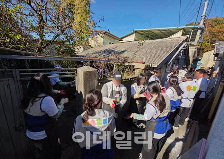 교촌에프앤비, 전주 낙수정마을서 봉사활동