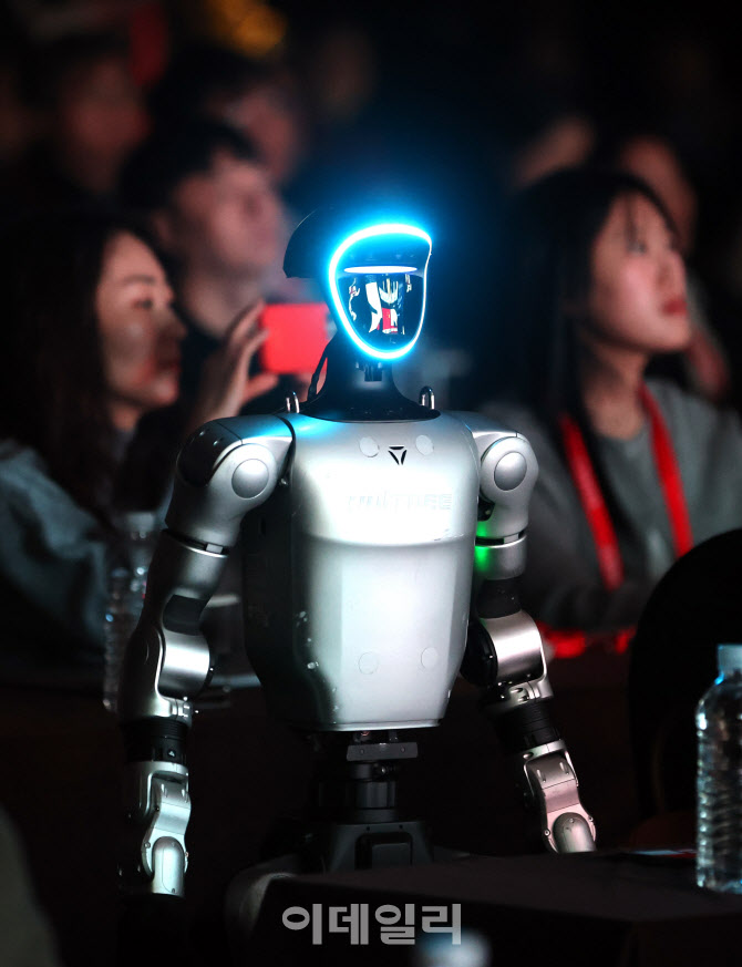 환영사 경청하는 유니트리 휴머노이드 로봇 'G1'