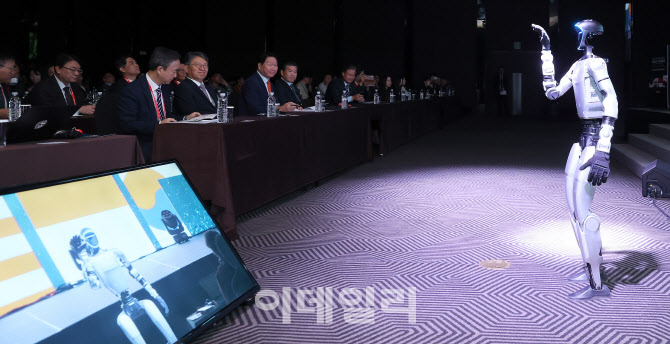 내빈들에게 인사하는 유니트리 휴머노이드 로봇 'G1'