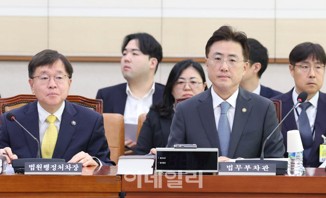 [포토]이진수 법무부 차관, '법사위 소위 출석'