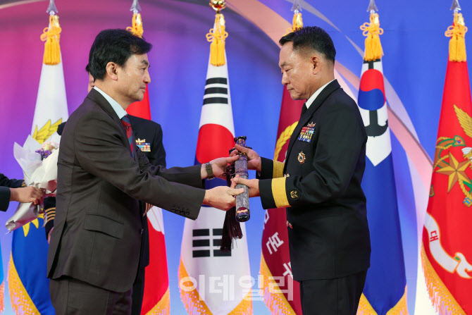 尹정부서 진급한 장군들, 삼정검 받아…대통령 대신 장관이 '위임 수여'