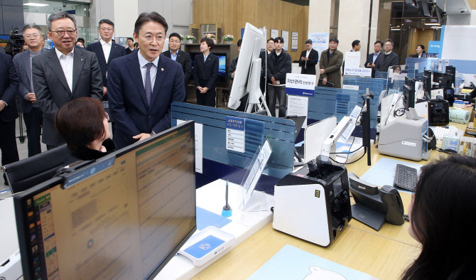 신한銀, 점포에서 타행 계좌이체·데이터 기반 상담 시작