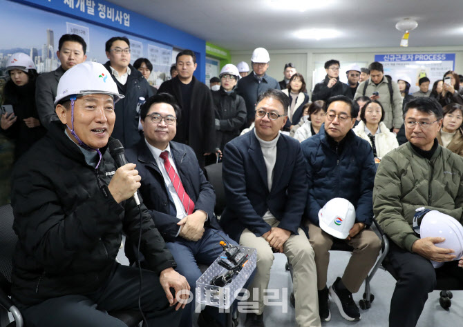 [포토] 오세훈, 노량진 재정비촉진지구 주민간담회