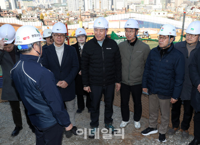 [포토] 노량진 재정비촉진지구 점검하는 오세훈 서울시장