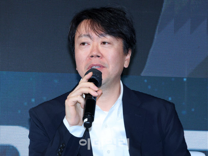 토론하는 김태윤 SK텔레콤 AI R&D 센터 파운데이션 모델 담당