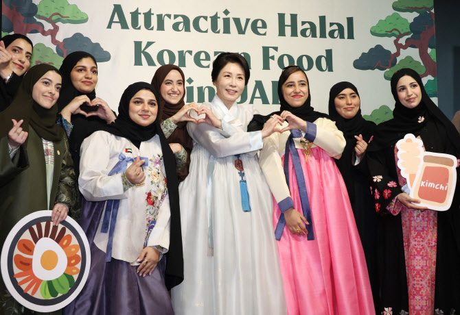 할랄 인증 K-푸드 홍보 행사 찾은 김혜경 여사 “UAE서 큰 사랑, 자랑스럽다”