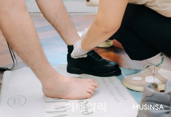 "상생과 소통" 무신사, 장애인 맞춤형 정형신발 지원