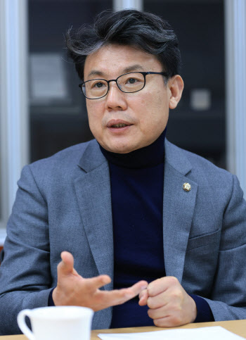 재고주택 안 풀리면 집값 못 잡는다… 진성준 "보유세부터 손봐야”