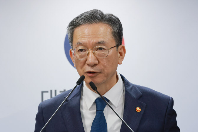 정성호 법무장관 "한동훈, 론스타 취소신청 잘한 일"