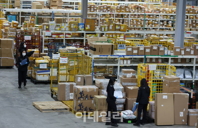 [포토]인천공항세관, 블랙프라이데이 직구 물품 검사