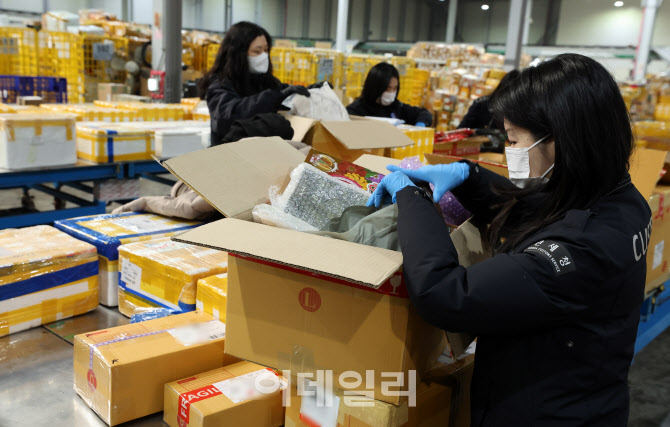 [포토]꼼꼼히 검사하는 인천공항세관 직원들
