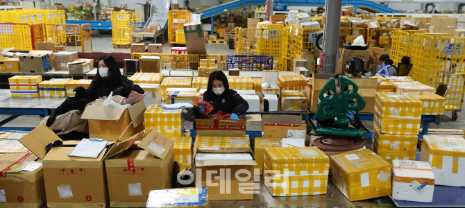 [포토]직구물품 꼼꼼히 검사하는 인천공항세관