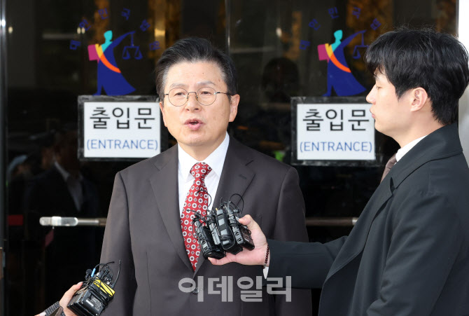[포토]질의에 답하는 황교안 자유와혁신 대표