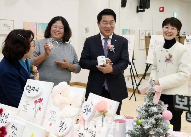 [포토] 주민들 작품 살펴보는 박준희 관악구청장