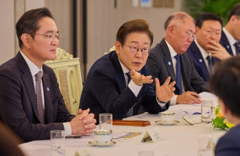 상수 된 1400원대 고환율…“시장 개입만으론 부족, 체질 개선 나서야”
