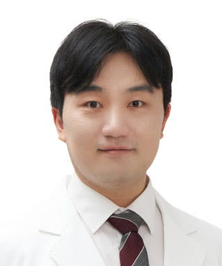 [전문의 칼럼] 한 번 '쿵' 했을 뿐인데…노년의 척추를 노린다