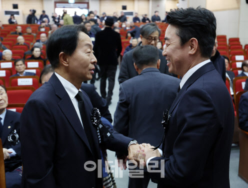 李대통령, YS 10주기 추모…"민주주의 봉우리"