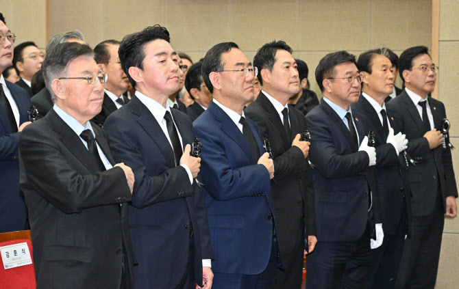 YS 서거 10주기…與 불참 속 野 “민주주의 심각한 도전”