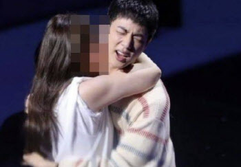 “이게 범죄? 억울” BTS 진 기습뽀뽀女에 日 변호사 “처벌 가능”