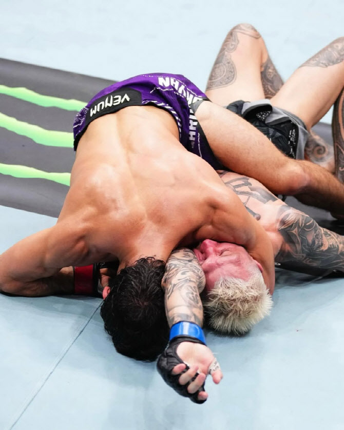 'UFC 라이트급 1위' 사루키안, 후커에 서브미션 압승..."챔피언 토푸리아 나와라!"