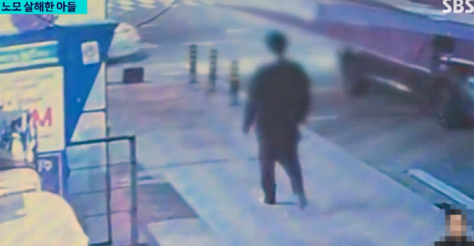 "흉기 든 채 맨발로 성큼"...어머니 살해 20대男, 도주 장면 보니