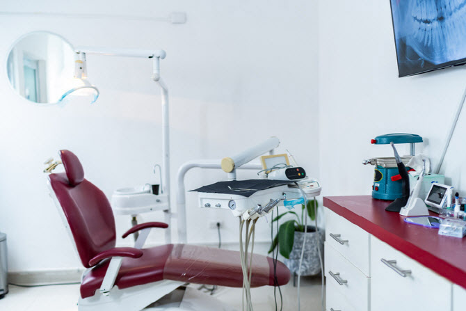 "퇴사하면 손해배상" 요구 치과, 직장 내 괴롭힘도…근로감독 착수