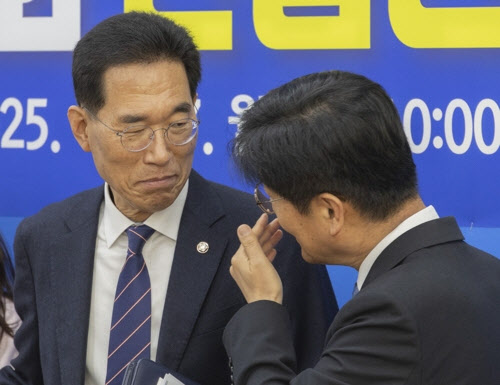 與 "연내 정년연장 원점 재검토 사실무근…현실적 접점 찾을 것"