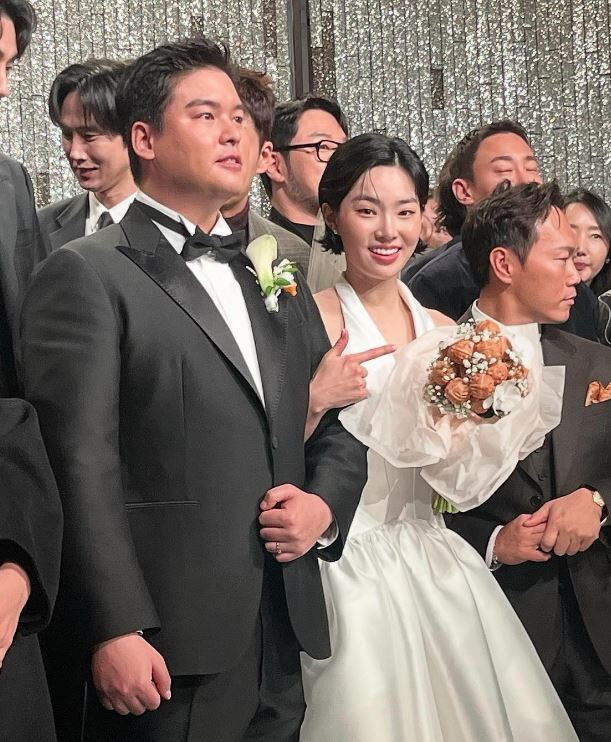 이장우♡조혜원, 결혼식 화제…호두 부케도 주목