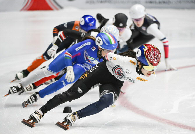 쇼트트랙 김길리, 3차 월드투어 1500m·혼성 계주 '2관왕'