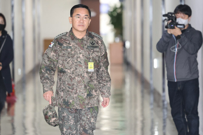 여인형 "尹 계엄 언급에 무릎 끓고 말려…저도 충격" 증언