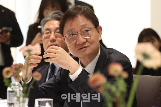 [포토]중소기업 대표와 화상회의하는 이찬진 금융감독원장