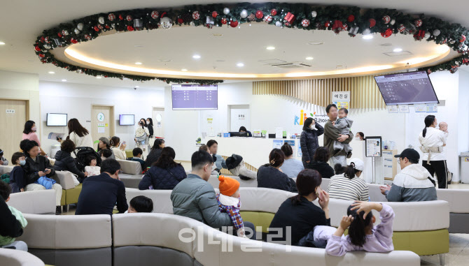 [포토]독감 환자 작년 기준 14배 증가, 초조한 부모님들