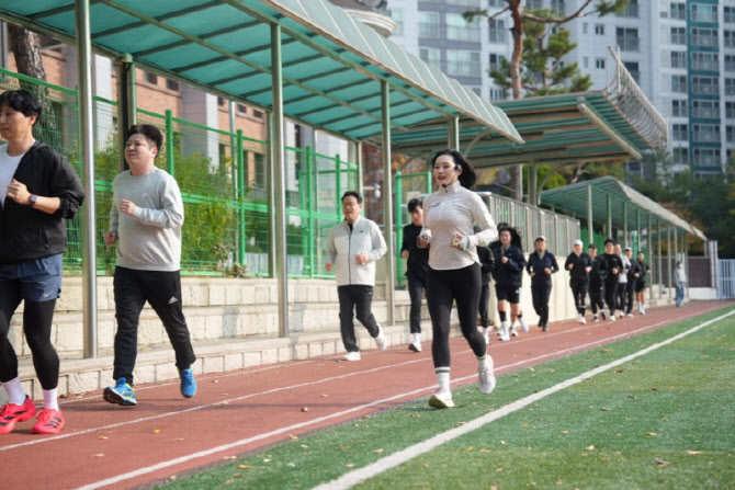 '러닝전도사' 안정은, 학교시설 이용문화 확산 위해 달린다