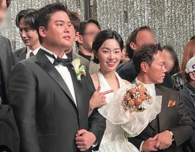 이장우 결혼식 얼어붙게 한 이것…SNS 밈 번진 ‘호두 부케’