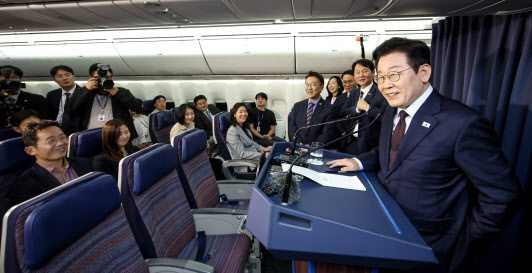 李대통령 "자체 방위 못한다는 오해 빨리 개선해야"