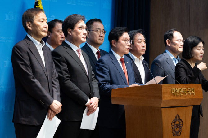 예결위 소소위 '신경전'…野 "가짜 AI예산안" 與 "민생 안중에 없어"