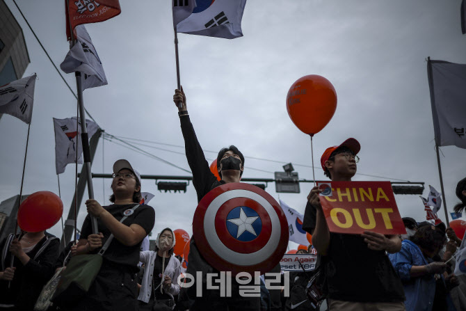 中 대사 얼굴 인쇄물 찢은 보수단체 회원들, 불구속 송치