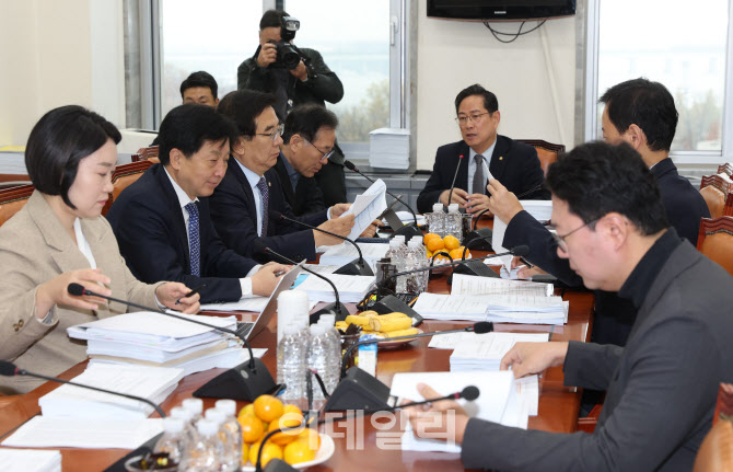 배당소득 분리과세 첫 논의…‘최고세율 25%’엔 공감, 적용 요건은 난제