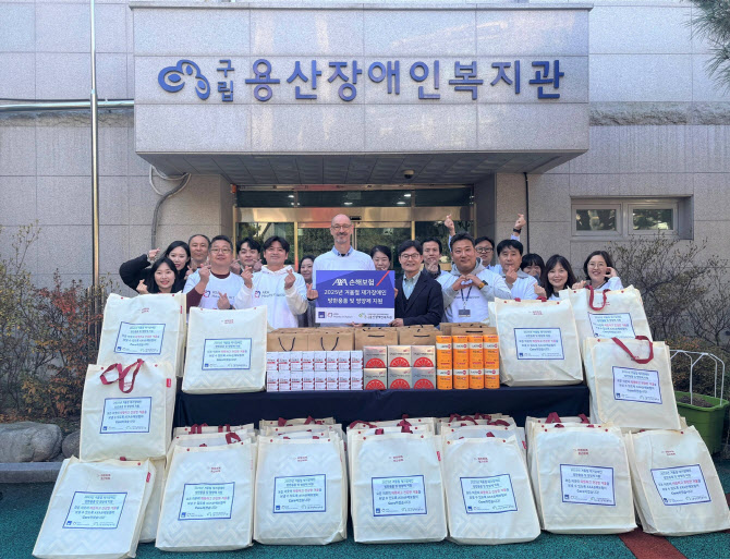 한스 브랑켄 악사손보 대표, 재가장애인 위한 방한용품·영양제 지원