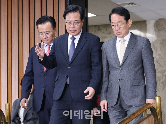 [포토]원내대책회의, '대화하는 송언석-김도읍'