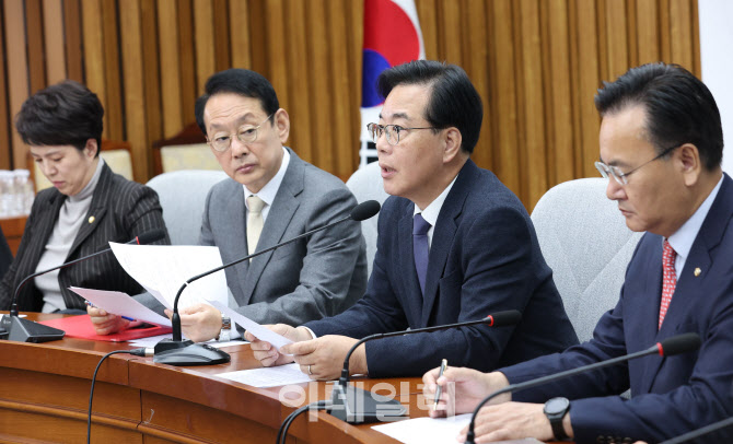 [포토]원내대책회의, '모두발언하는 송언석 원내대표'