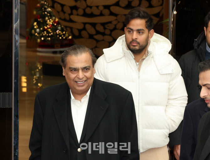 [포토]아들과 한국 찾은 아시아 최고 갑부