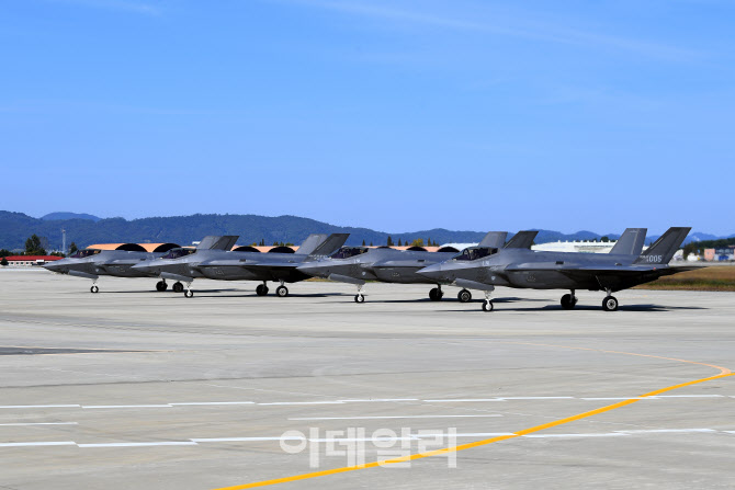 F-35A 전투기 '비상착륙'…공군 "동일 기종 비행중단, 안전점검 진행"